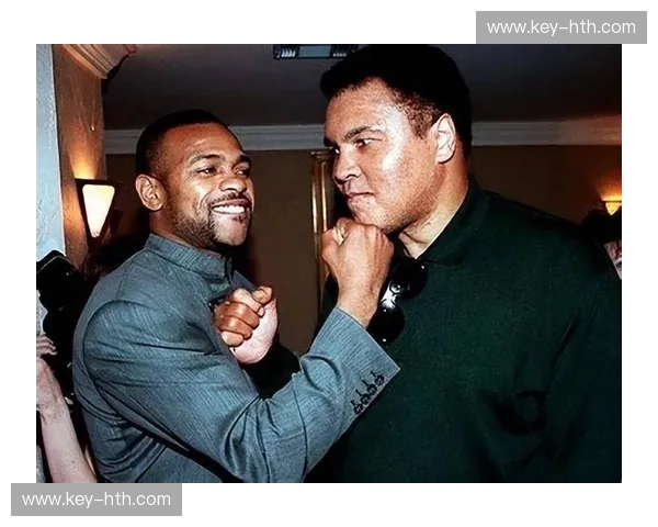 拳击史诗：当“灯光秀”遇上“恶魔”，霍普金斯与罗伊·琼斯的恩怨情仇